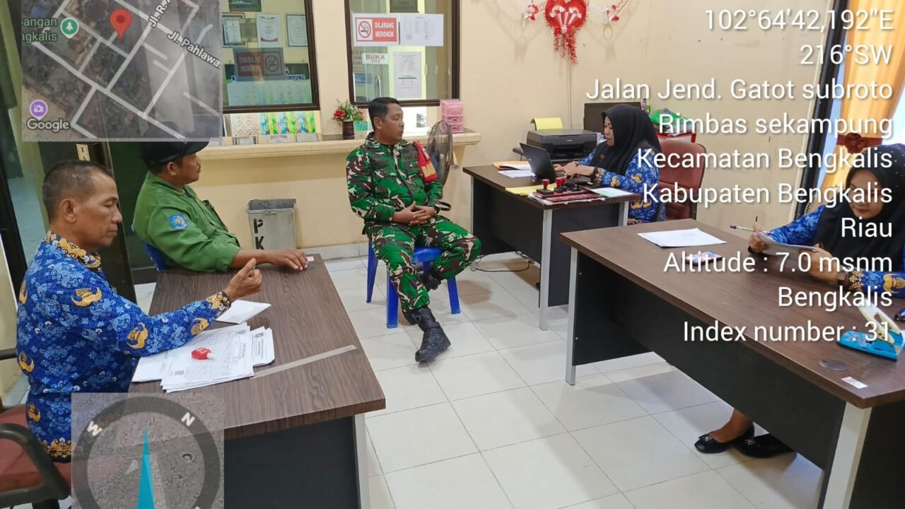 Babinsa Koramil 01/Bengkalis Peltu Dedek Irwanto melaksanakan kegiatan komsos bersama masyarakat dan staf Desa dikampung Pancasila