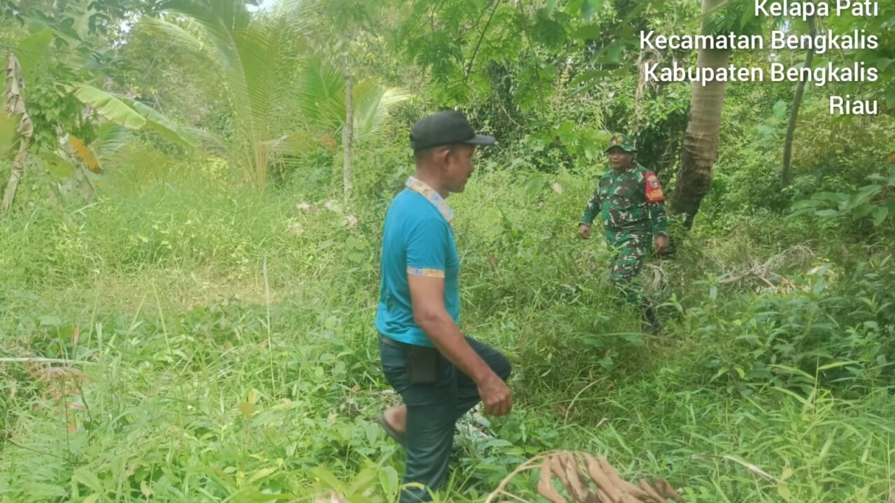 Babinsa Koramil 01/Bengkalis Patroli dan Sosialisasi di Desa Kelapa Pati