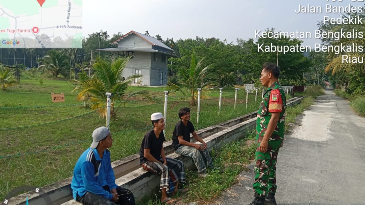 Babinsa Koramil 01/Bengkalis Sertu Amroni melaksanakan kegiatan Komsos dikampung Pancasila khususnya di Desa Pedekik Kec. Bengkalis