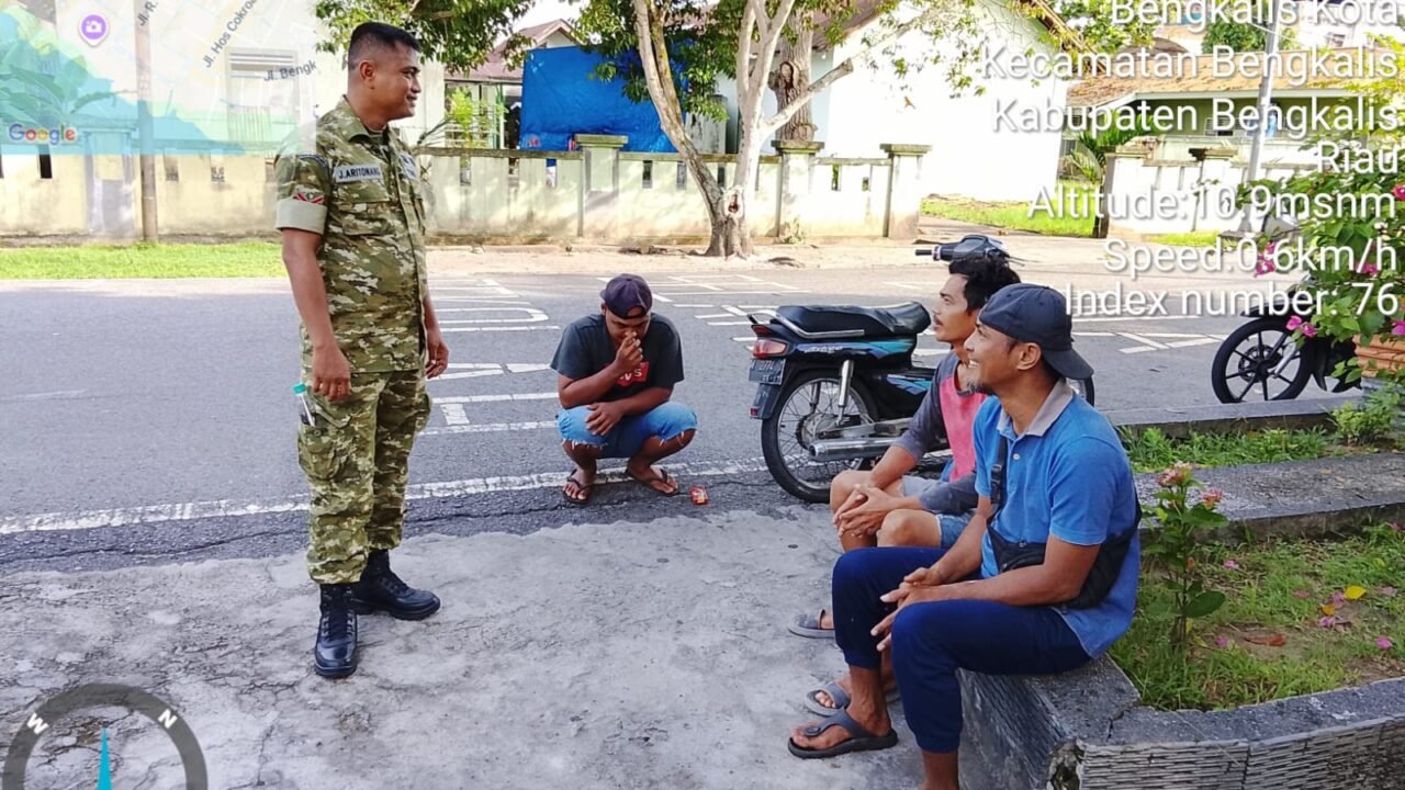 Babinsa Kopda Aritonang Giat Komsos Di Wilayah Kelurahan Kota